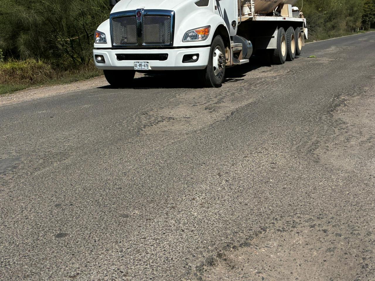 baches en la carretera del tramo Ohuira-20 de Noviembre Nuevo, Los Mochis