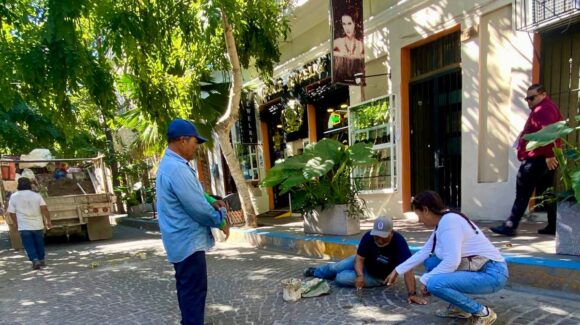 Atiende Ayuntamiento 60 baches en el Centro Histórico de Mazatlán, Sinaloa