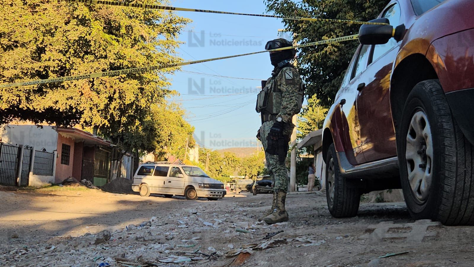 Militares resguardan los vestigios de la balacera en contra del motociclista