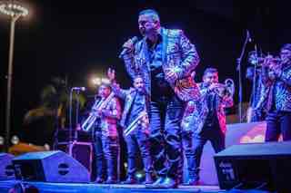 Banda La Costeña de Ramón López Alvarado pone a bailar y cantar a los carnavaleros en Olas Altas, Mazatlán