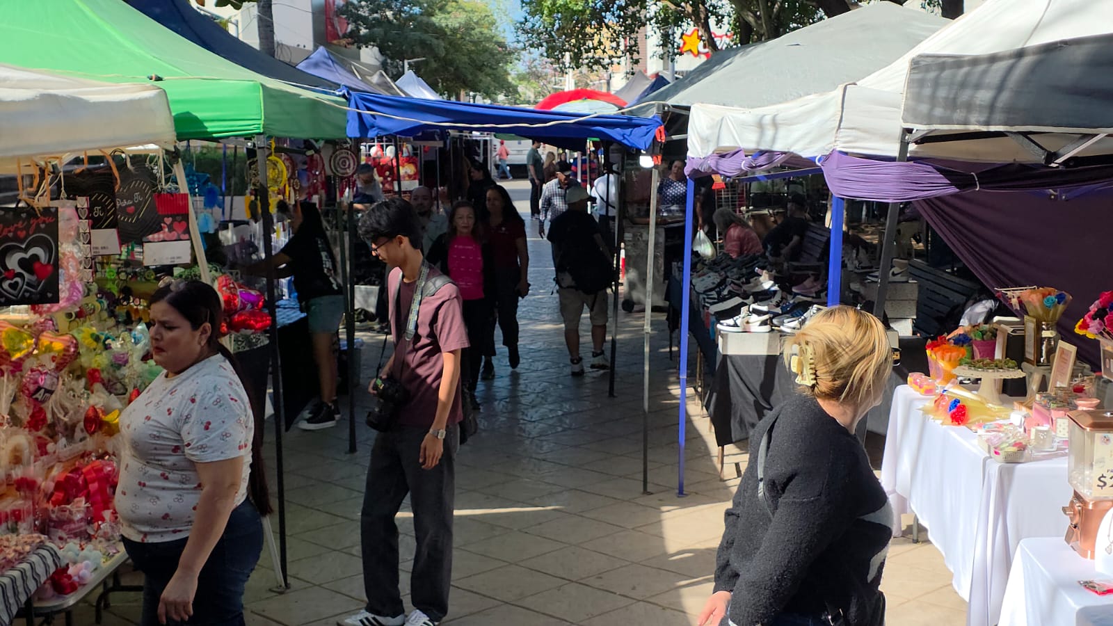 Comerciantes y vendedores ambulantes del centro de Culiacán instalaron el Bazar del Amor, sobre la Plazuela Álvaro Obregón