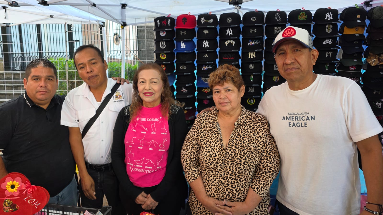 Comerciantes y vendedores ambulantes del centro de Culiacán instalaron el Bazar del Amor, sobre la Plazuela Álvaro Obregón