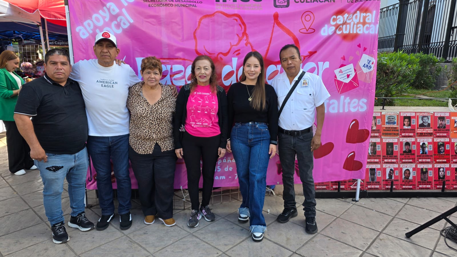 Comerciantes y vendedores ambulantes del centro de Culiacán instalaron el Bazar del Amor, sobre la Plazuela Álvaro Obregón