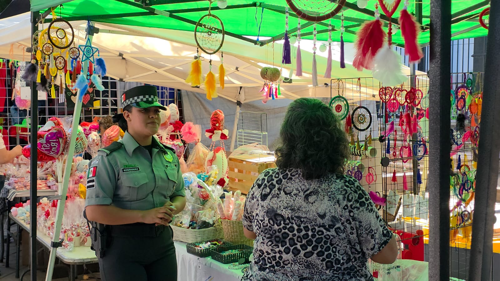 Comerciantes y vendedores ambulantes del centro de Culiacán instalaron el Bazar del Amor, sobre la Plazuela Álvaro Obregón