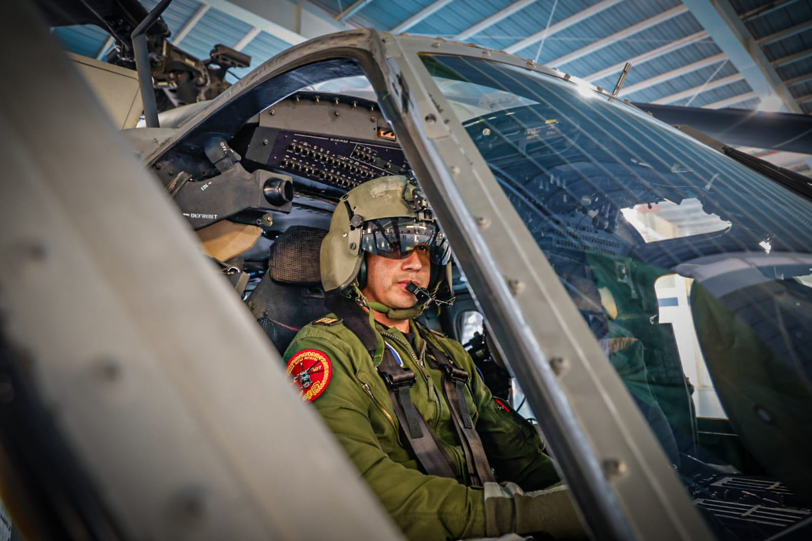 El capitán Amieva en el Black Hawk de la Fuerza Aérea Mexicana
