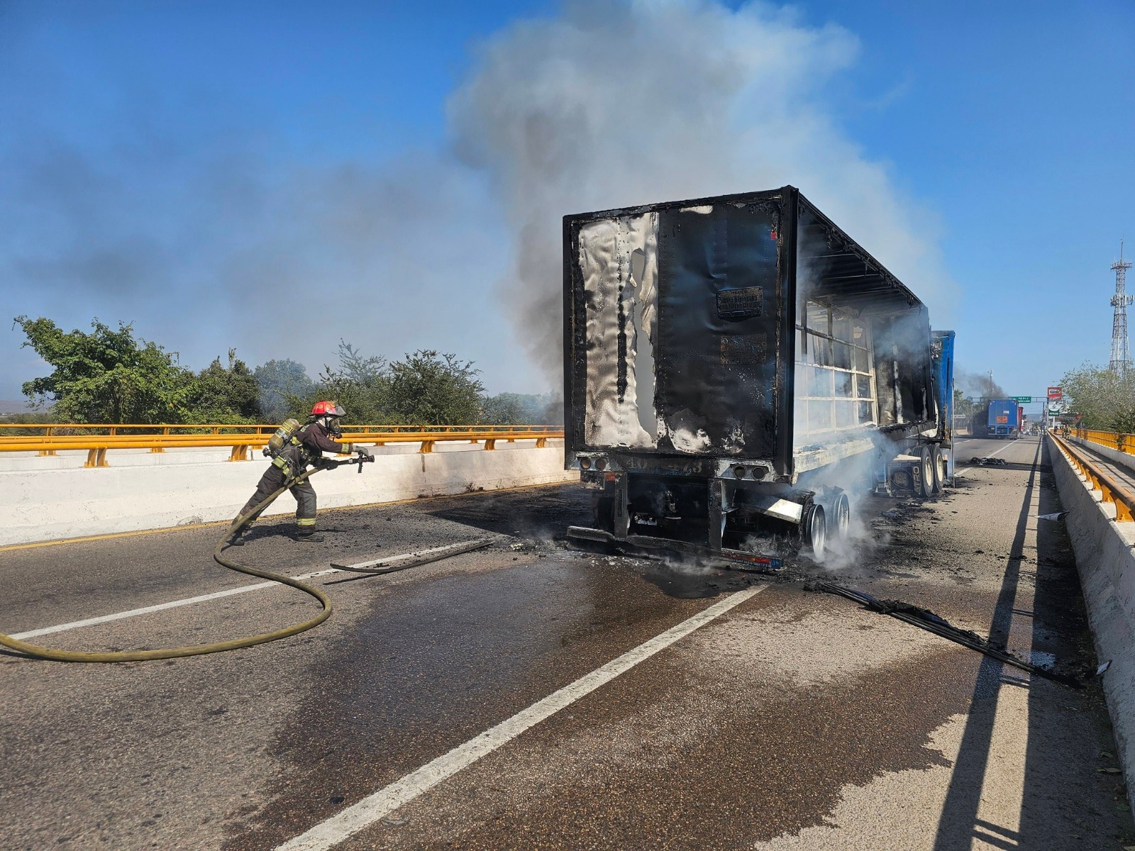 Bomberos controlan incendios tras bloqueos en Villa Unión, Mazatlán