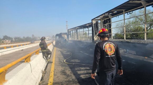¡Honor a quien honor merece! Entre fuego y humo, bomberos sofocaron incendios en Villa Unión, Mazatlán, Sinaloa