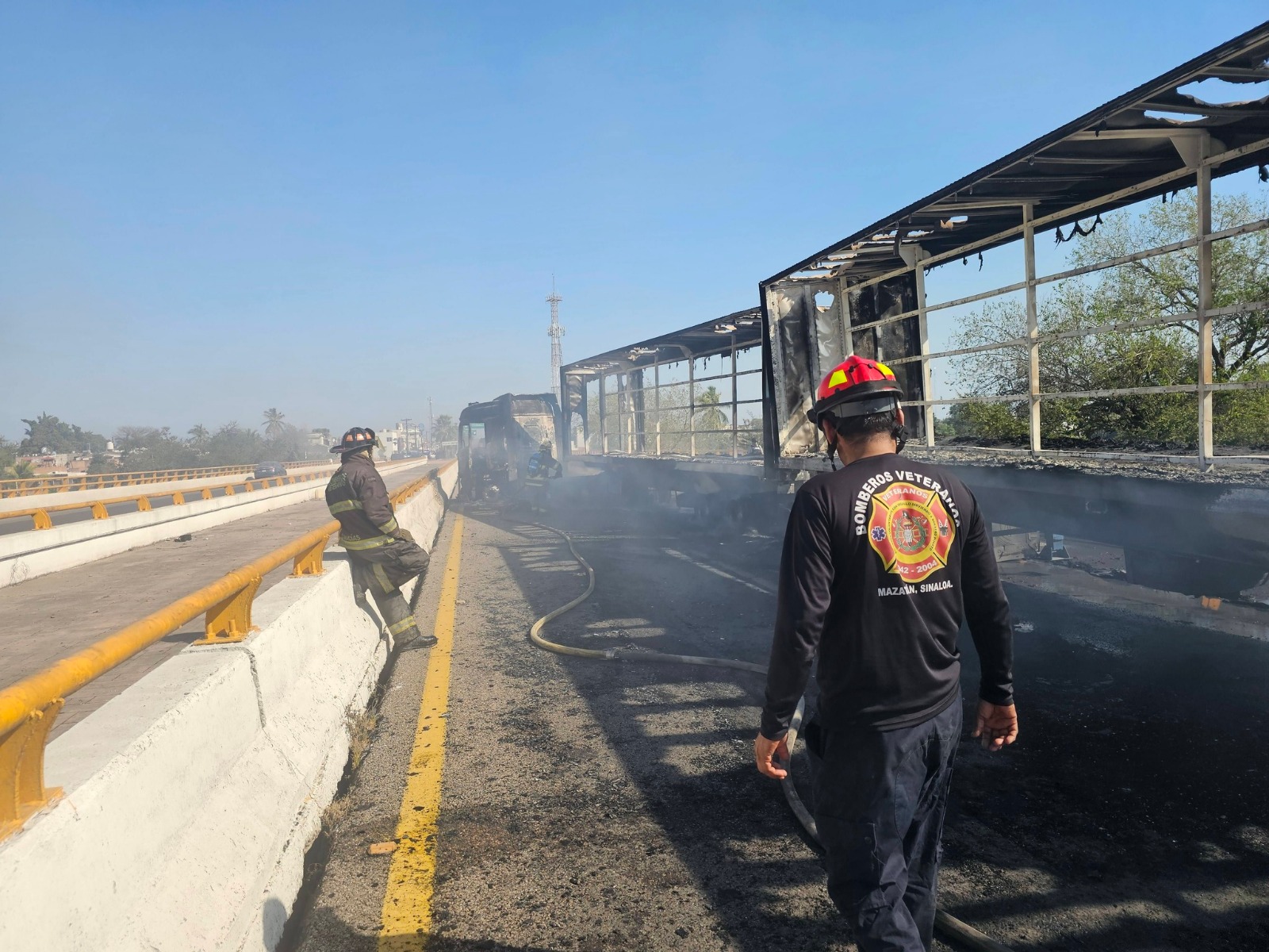 Bomberos controlan incendios tras bloqueos en Villa Unión, Mazatlán