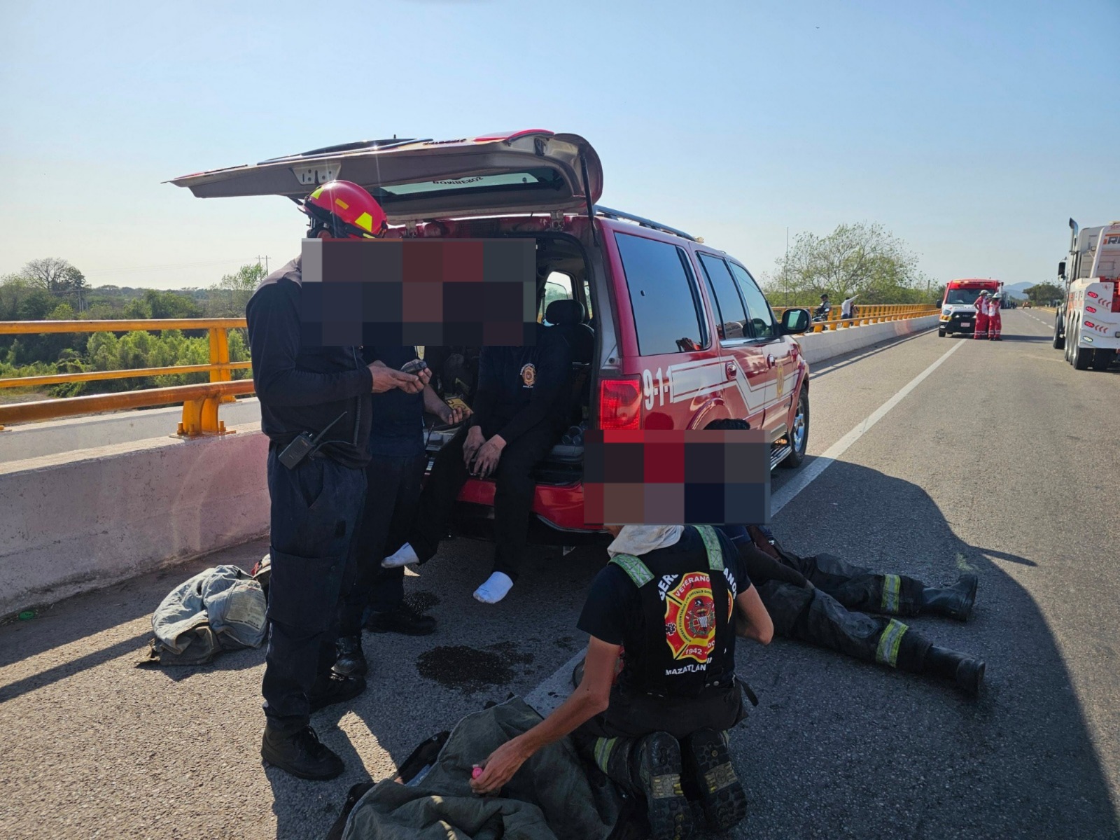 Bomberos controlan incendios tras bloqueos en Villa Unión, Mazatlán