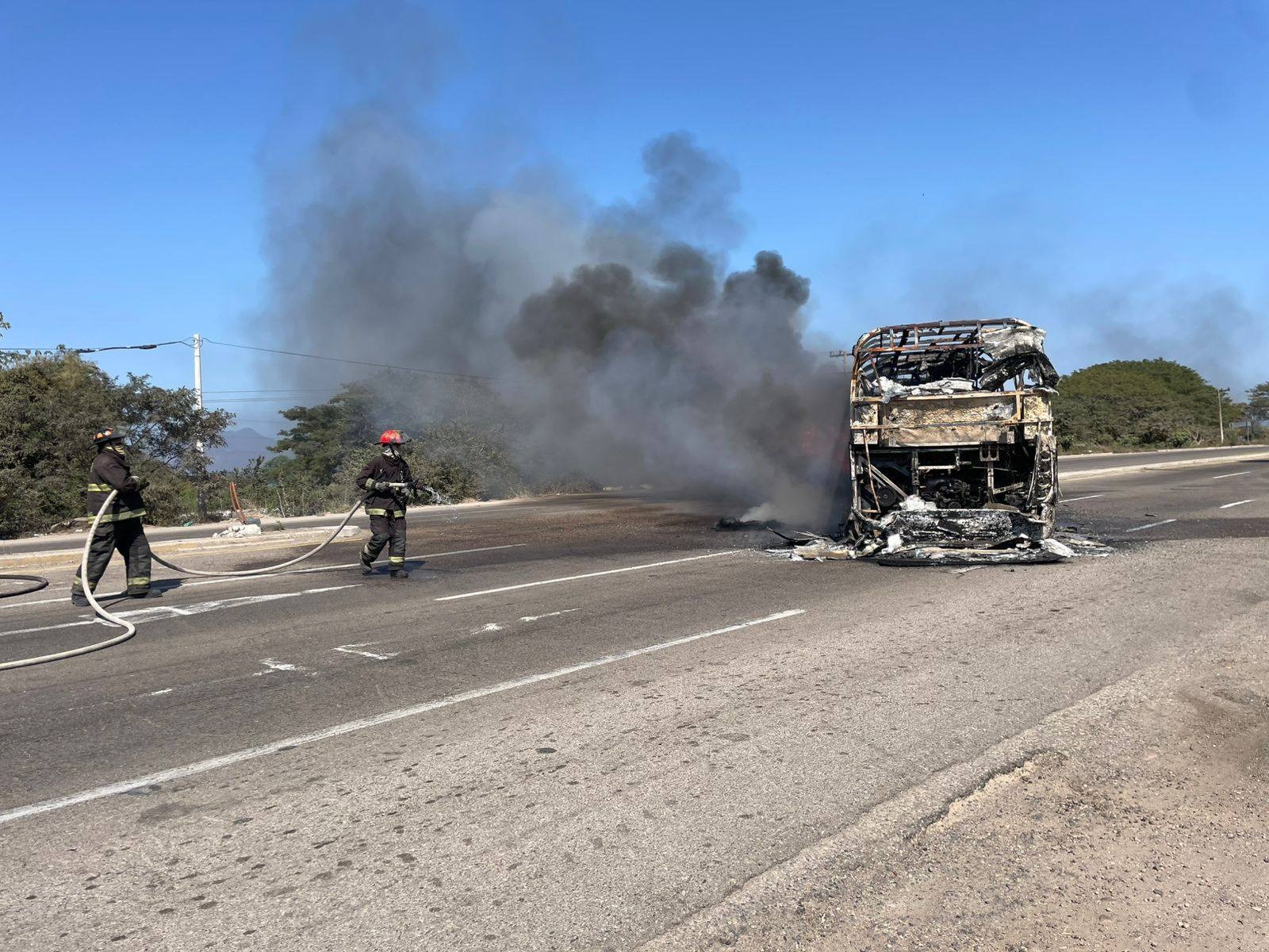 Bomberos controlan incendios tras bloqueos en Villa Unión, Mazatlán