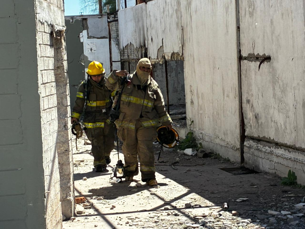 Bomberos apagan incendio en una bodega abandonada