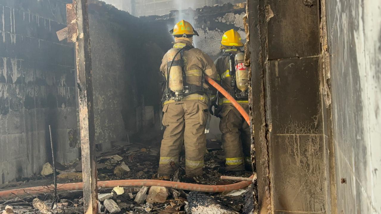Bomberos apagan incendio en una bodega abandonada