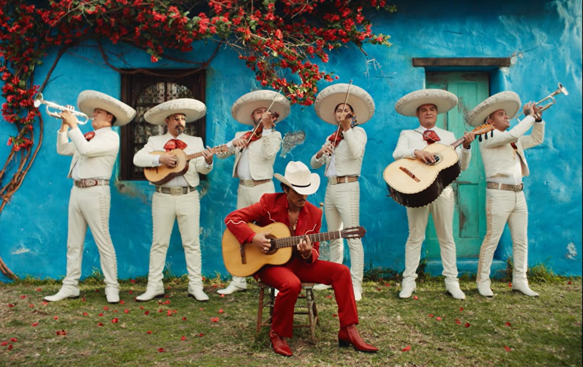 Bruno Mars acompañado del mariachi