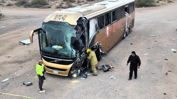 Sonora: Fuerte choque entre camión de pasajeros y tractocamión deja al menos 4 fallecidos