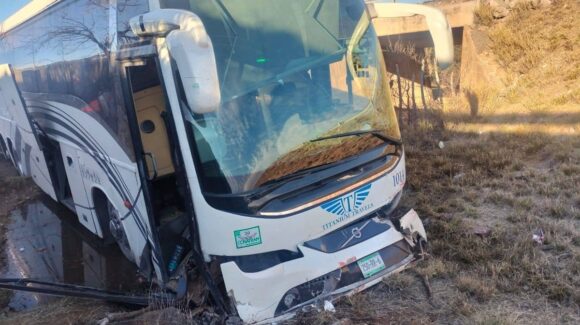 Salió de Mazatlán, Sinaloa: Se accidenta camión de pasajeros en la autopista Durango-Torreón; hay heridos