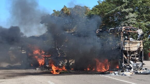 Grupo armado quema camión de pasajeros en El Pozole, Villa Unión; suspenden corridas de Mazatlán, Sinaloa a Nayarit