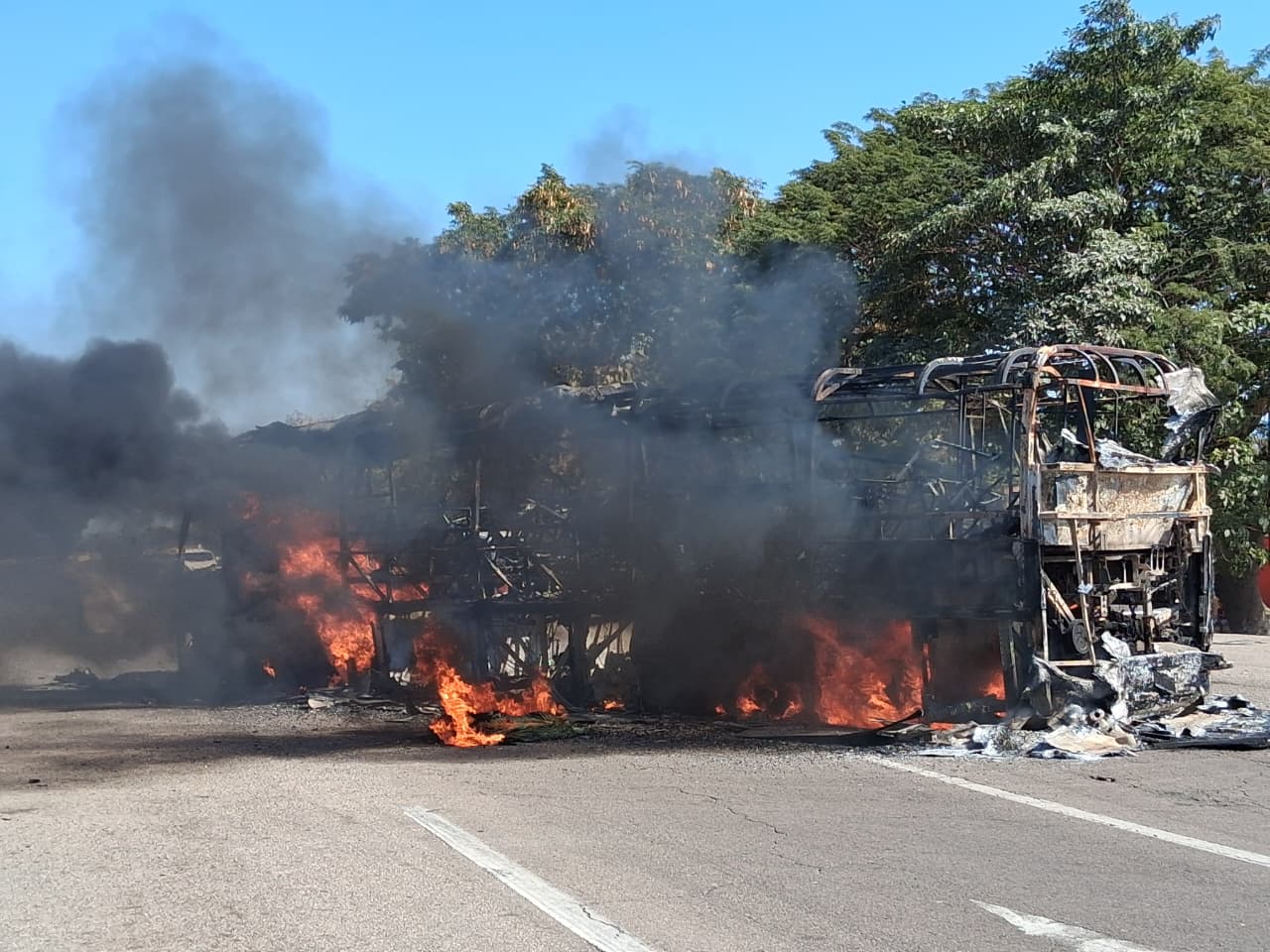 camion quemado en villa union mazatlan
