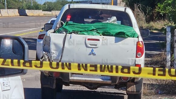Hallan varios cadáveres en camioneta abandonada en la autopista Benito Juárez en San Pedro, Navolato en Sinaloa