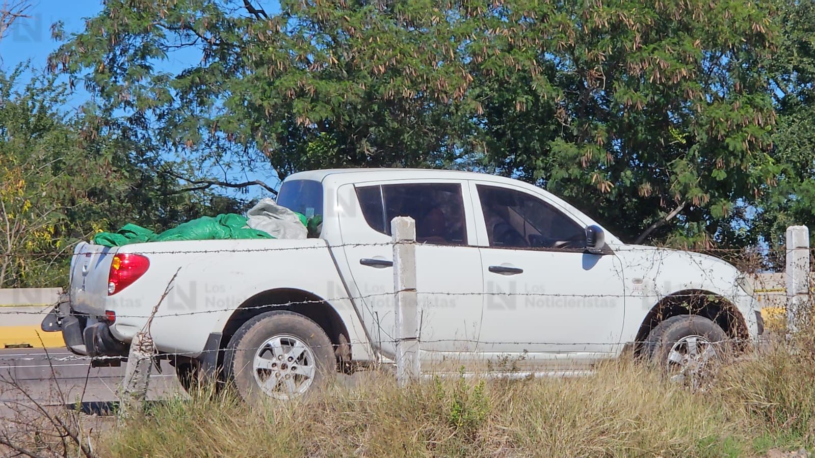Hallan cuerpos en camioneta abandonada en San Pedro, Navolato