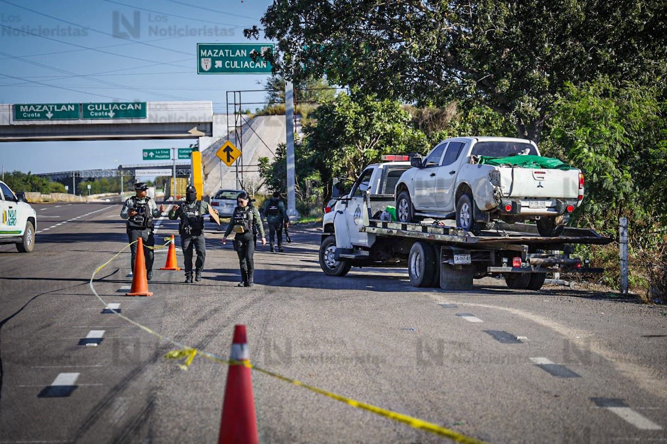 Eran 5 los cuerpos hallados en camioneta en la autopista Benito Juárez, en San Pedro, Navolato