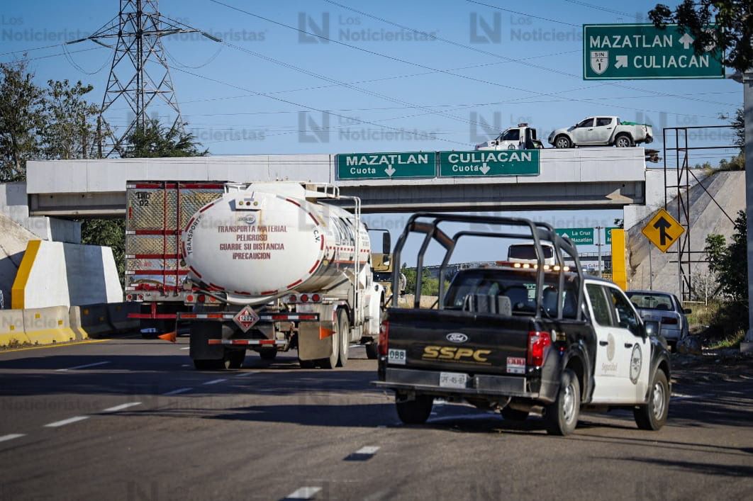 Eran 5 los cuerpos hallados en camioneta en la autopista Benito Juárez, en San Pedro, Navolato