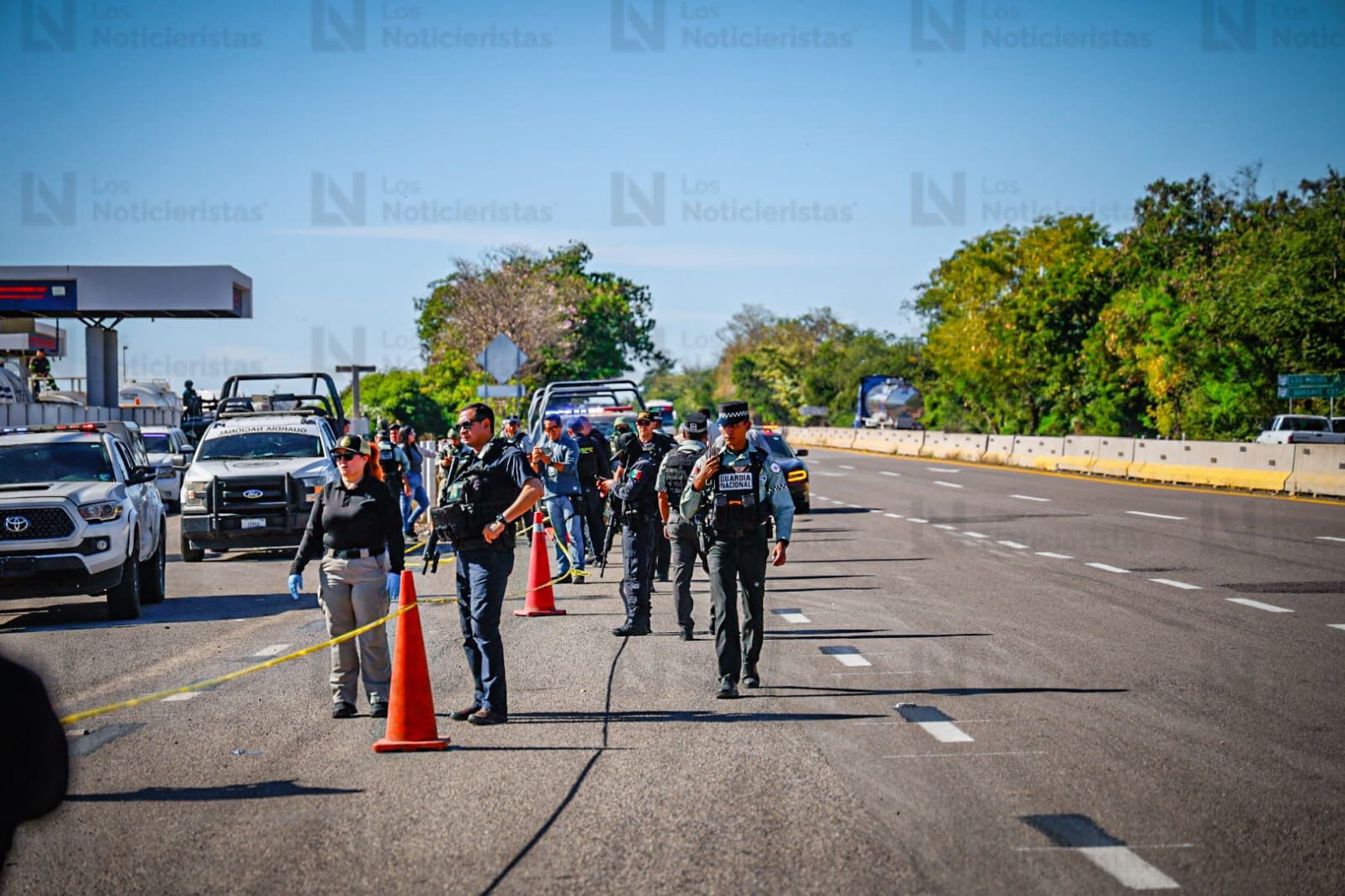 Cuerpos hallados en camioneta en la autopista Benito Juárez, en San Pedro, Navolato