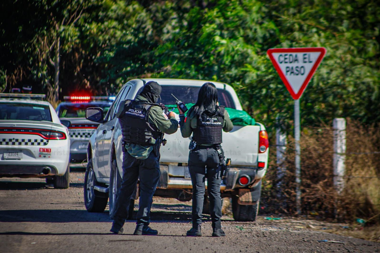Cuerpos hallados en camioneta en la autopista Benito Juárez, en San Pedro, Navolato