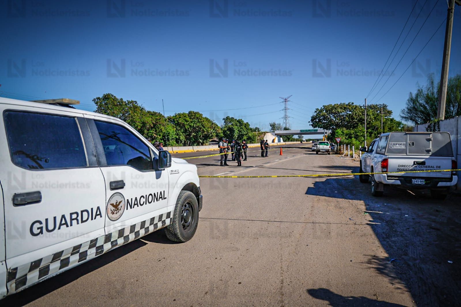 Cuerpos hallados en camioneta en la autopista Benito Juárez, en San Pedro, Navolato