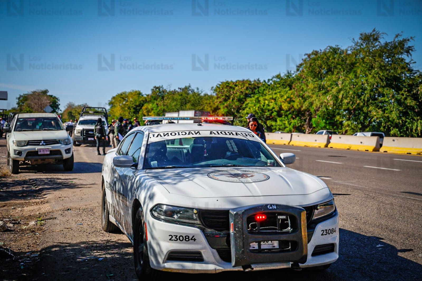 Cuerpos hallados en camioneta en la autopista Benito Juárez, en San Pedro, Navolato