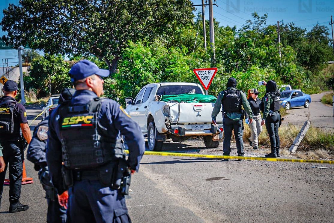 Cuerpos hallados en camioneta en la autopista Benito Juárez, en San Pedro, Navolato