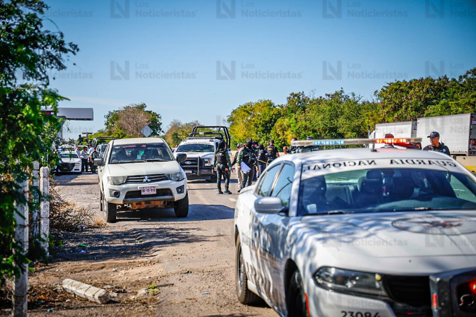 Cuerpos hallados en camioneta en la autopista Benito Juárez, en San Pedro, Navolato