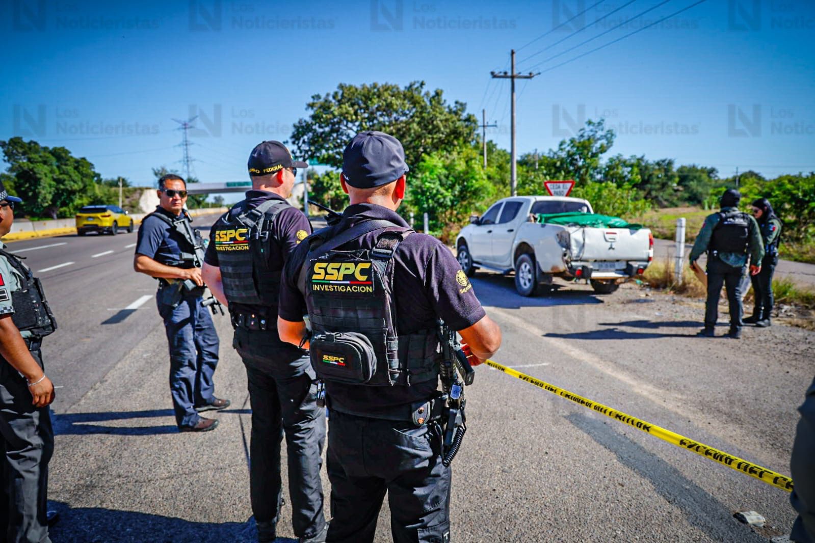 Cuerpos hallados en camioneta en la autopista Benito Juárez, en San Pedro, Navolato