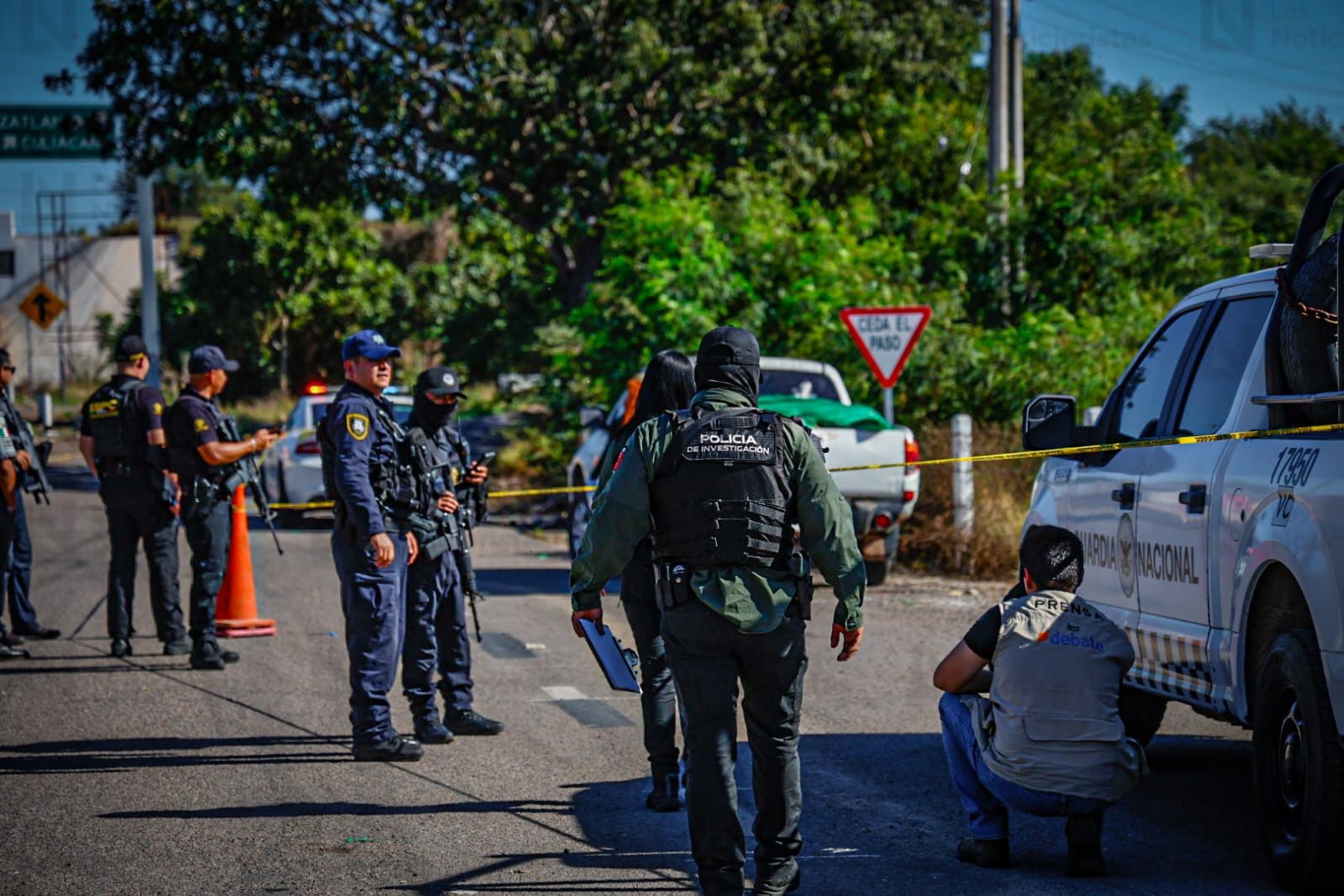 Cuerpos hallados en camioneta en la autopista Benito Juárez, en San Pedro, Navolato