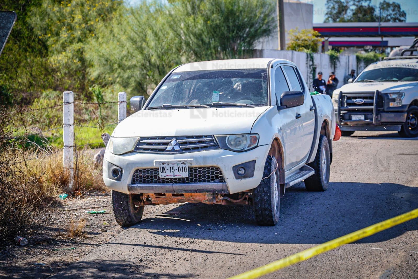 Cuerpos hallados en camioneta en la autopista Benito Juárez, en San Pedro, Navolato