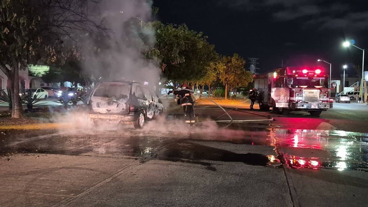 Camioneta se incendia en avenida de Mazatlán