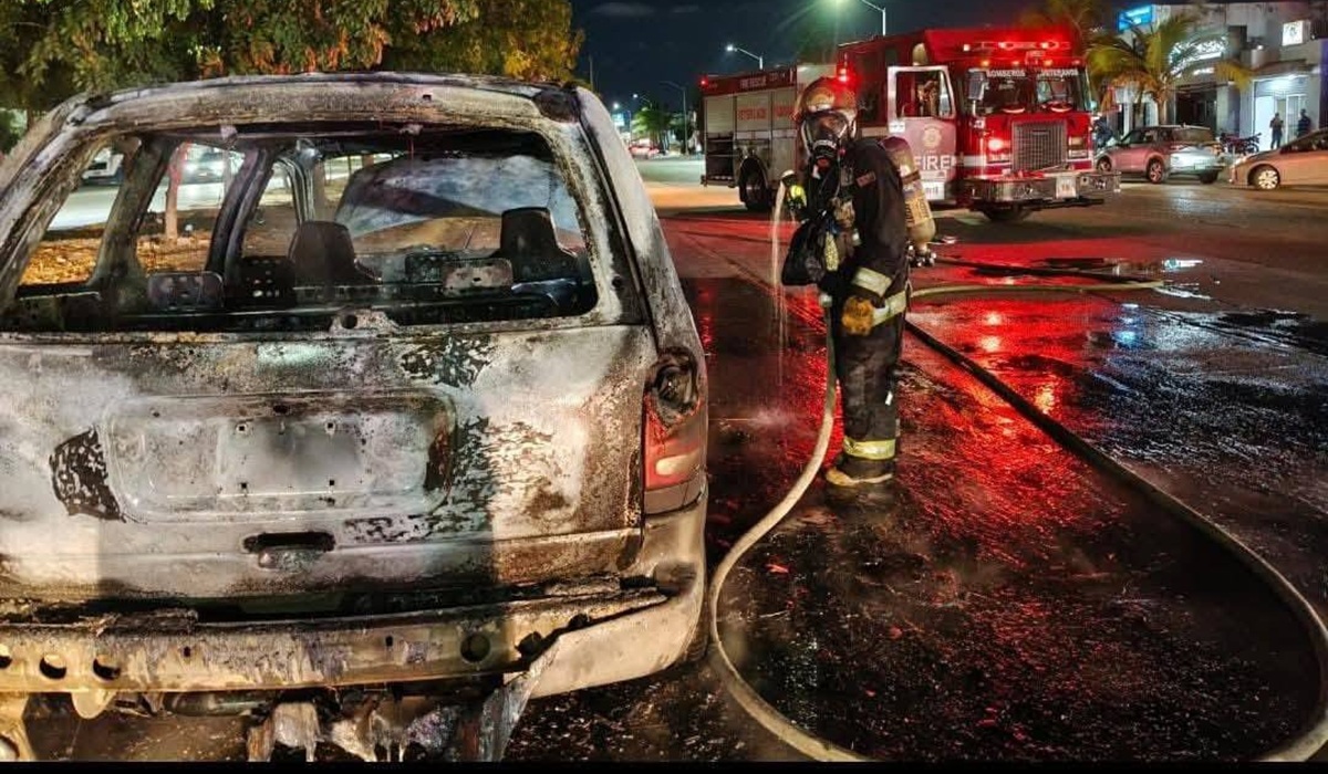 Camioneta se incendia en avenida de Mazatlán