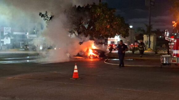 Falla mecánica provoca incendio y reduce a cenizas una Voyager en Mazatlán, Sinaloa
