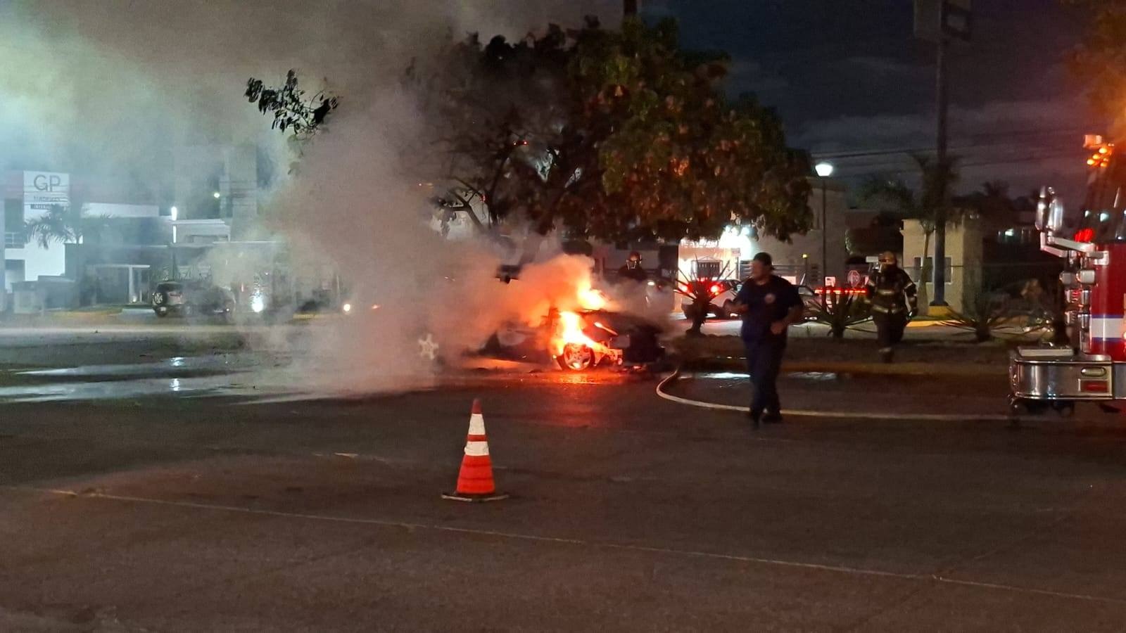 Camioneta se incendia en avenida de Mazatlán