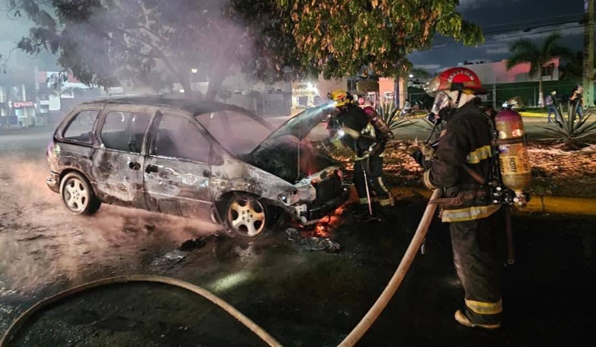 Camioneta se incendia en avenida de Mazatlán