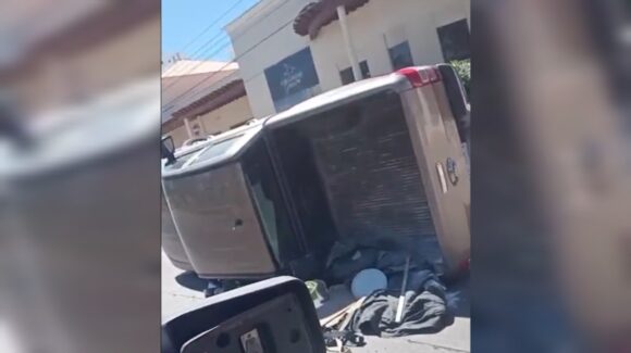 Se registra volcadura de camioneta en la avenida Sábalo Cerritos en Mazatlán, Sinaloa; no se reportan lesionados