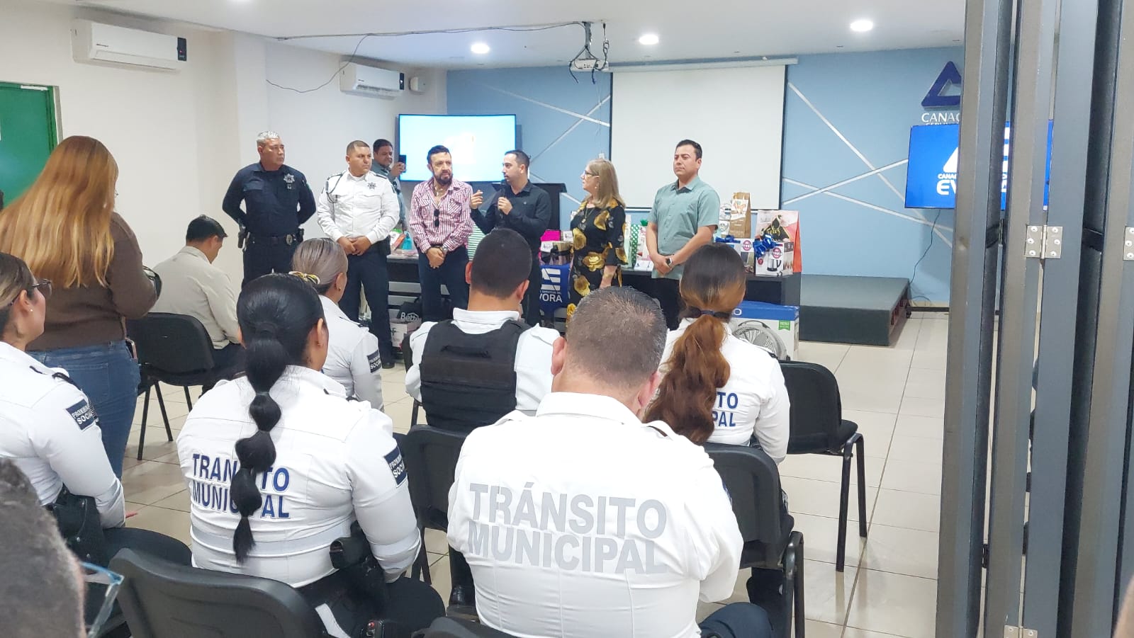 Canaco da regalos a Tránsito Municipal de Salvador Alvarado
