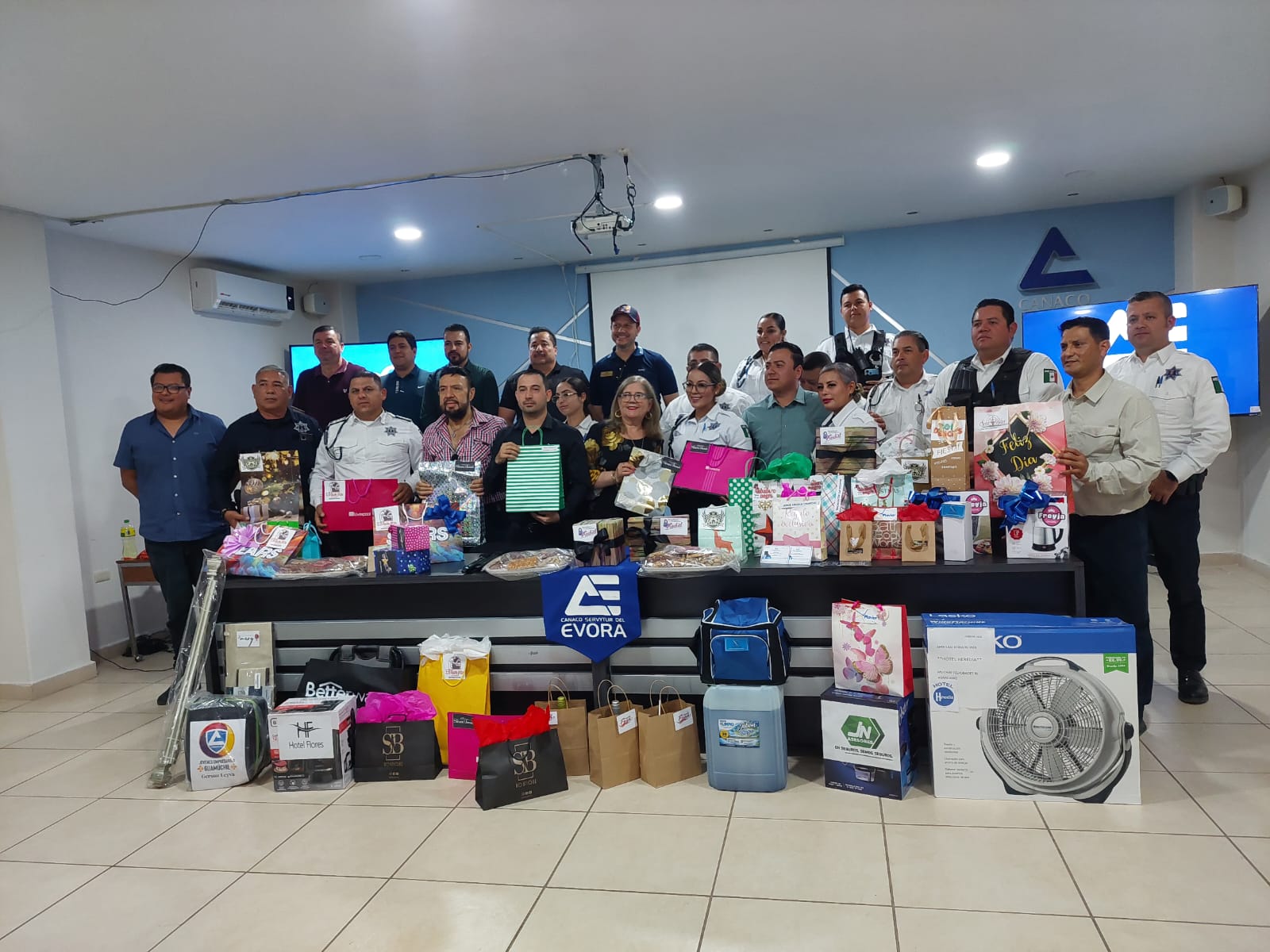 Canaco da regalos a Tránsito Municipal de Salvador Alvarado