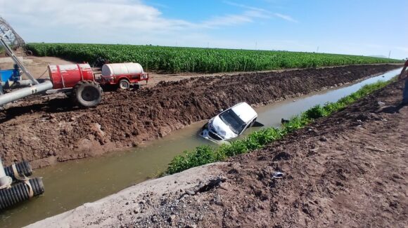 Rosario, de 65 años, terminó con su vehículo dentro de un canal entre la calle 0 y 100 en Guasave, Sinaloa