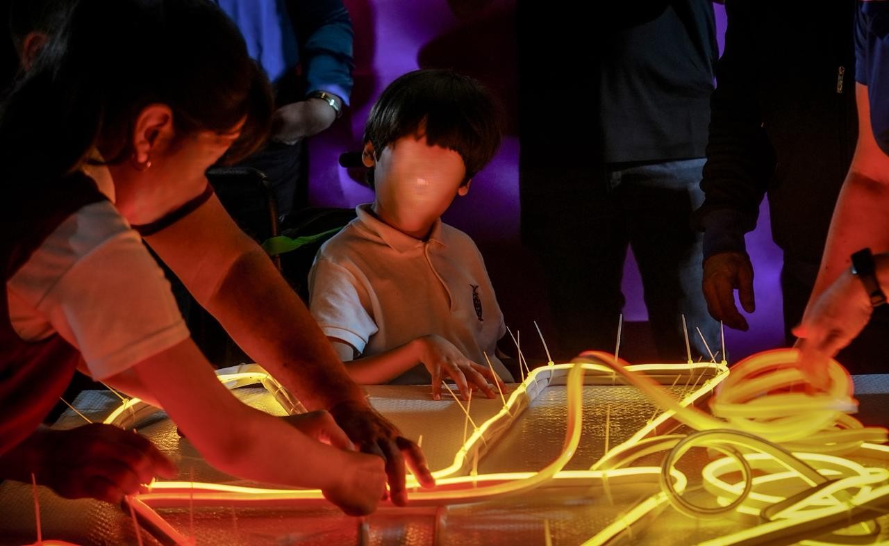 Alumnos del CAM 38 participan en la decoración del carro alegórico incluyente