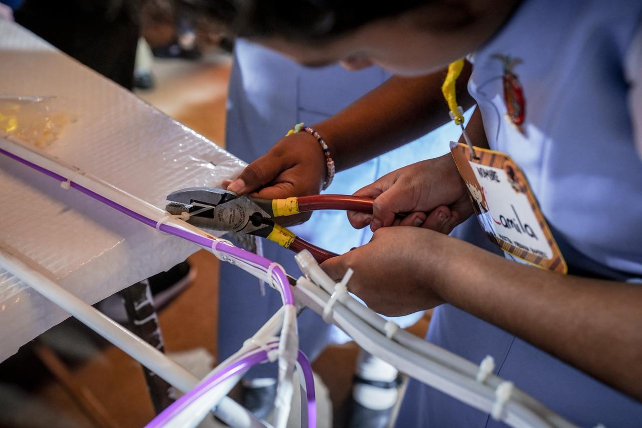 Alumnos del CAM 38 participan en la decoración del carro alegórico incluyente