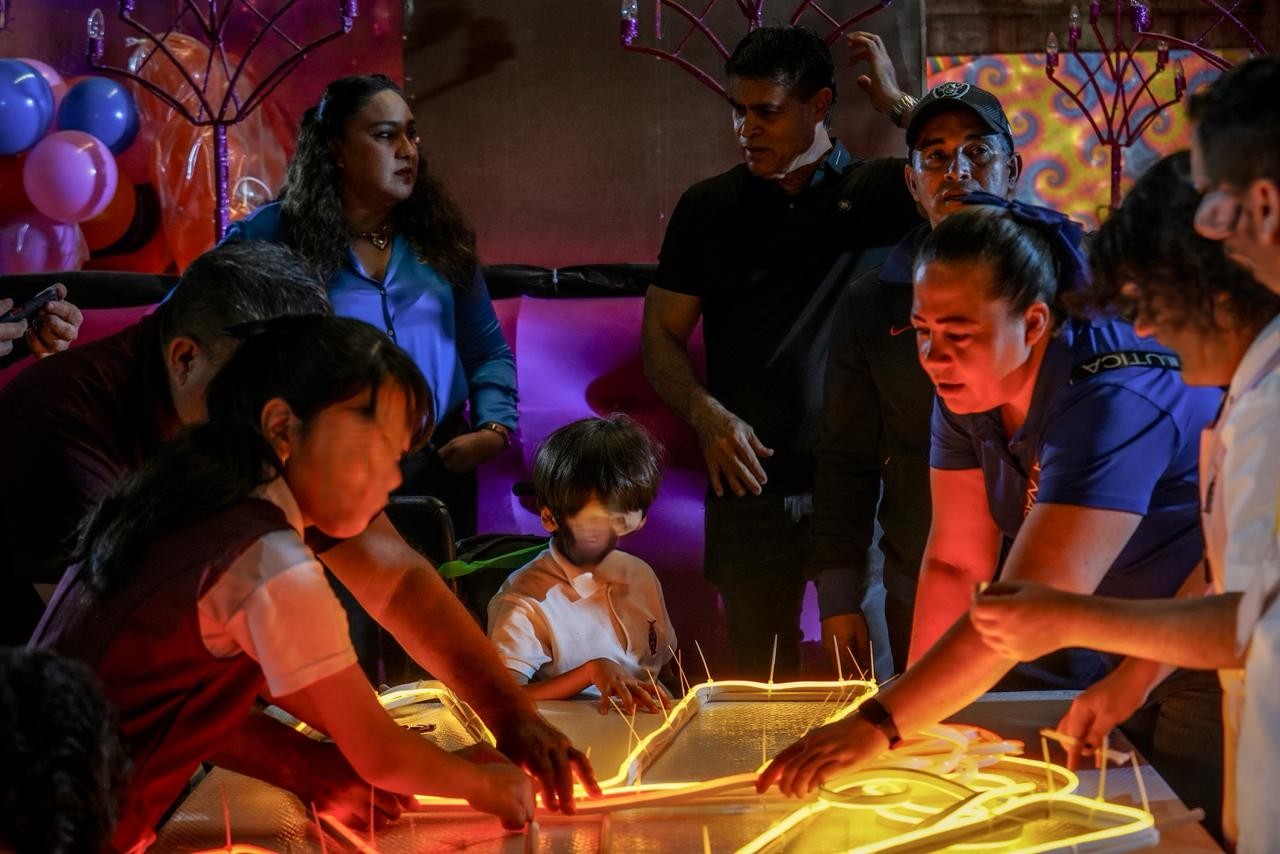 Alumnos del CAM 38 participan en la decoración del carro alegórico incluyente