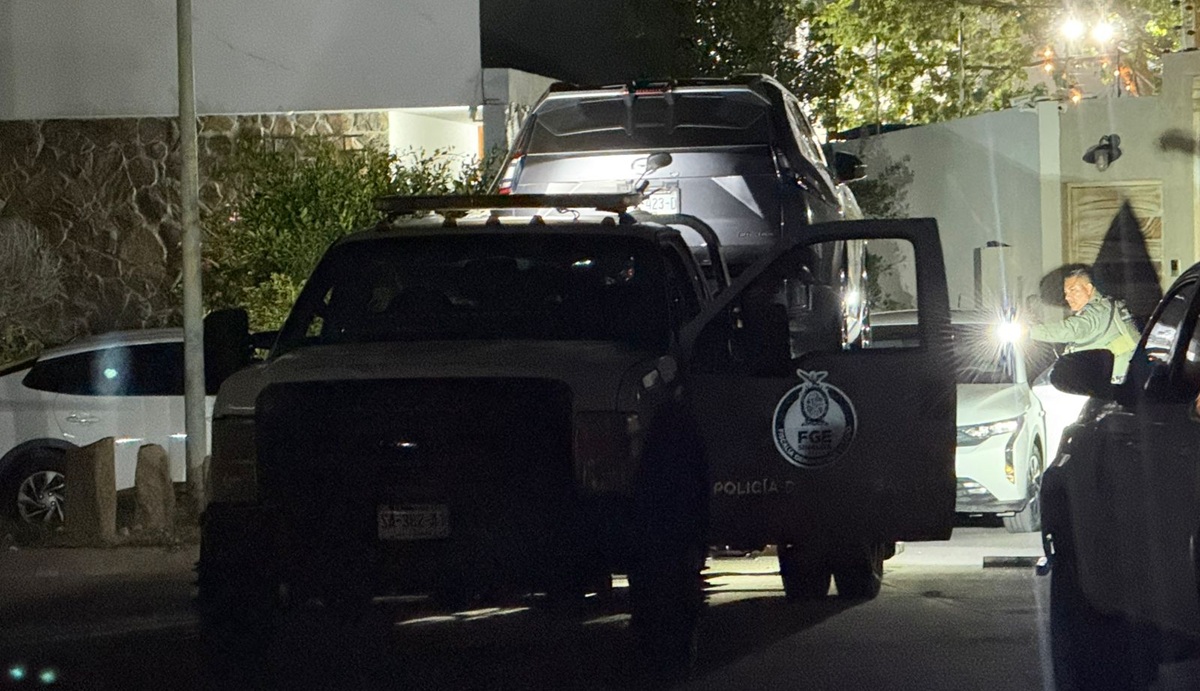 Aseguran vehículos en cateo a residencia en Desarrollo Urbano Tres Ríos, en Culiacán
