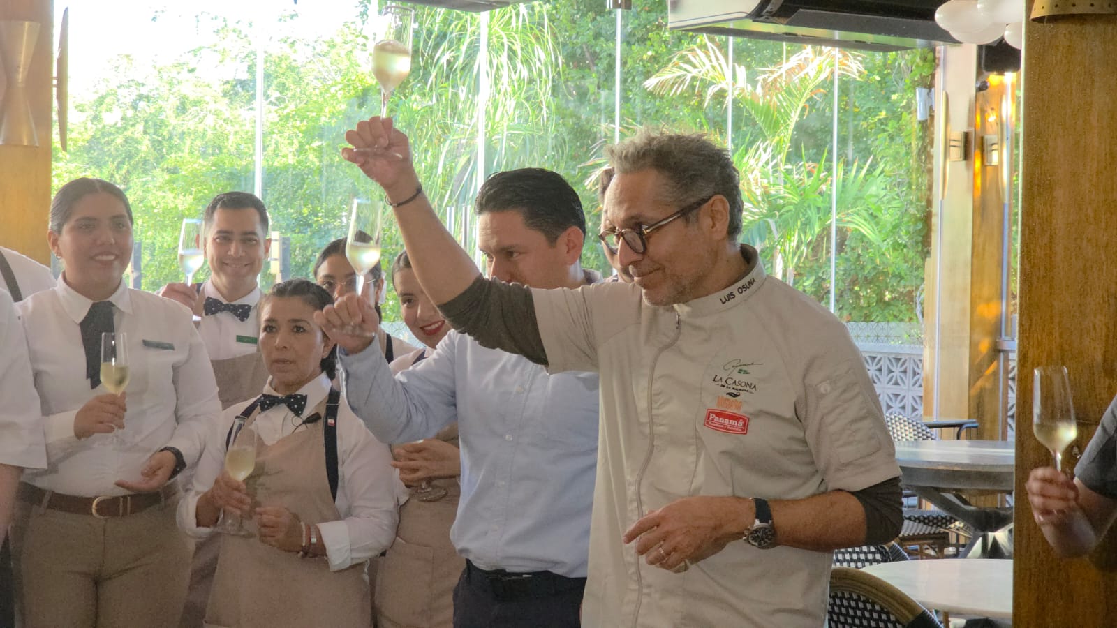 Luis Osuna y personal de Cayenna celebran su reconocimiento en la Guía México Gastronómico