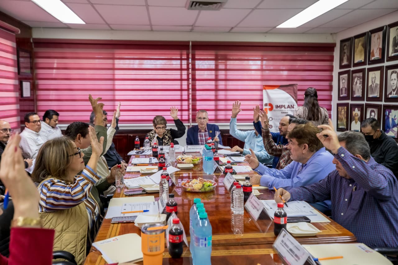 Los investigadores Maycool Zepeda Mardueño y José Gilberto Lara Córdova, del Centro Nayarita de Innovación y Transferencia Tecnológica, de la Universidad Autónoma de Nayarit (UAN), entregaron a la presidenta municipal, Cecilia Ramírez Montoya, el avance del nuevo Atlas de Riesgos del Municipio de Guasave
