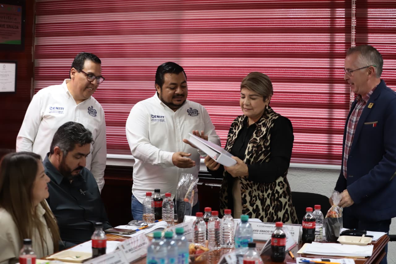 Los investigadores Maycool Zepeda Mardueño y José Gilberto Lara Córdova, del Centro Nayarita de Innovación y Transferencia Tecnológica, de la Universidad Autónoma de Nayarit (UAN), entregaron a la presidenta municipal, Cecilia Ramírez Montoya, el avance del nuevo Atlas de Riesgos del Municipio de Guasave